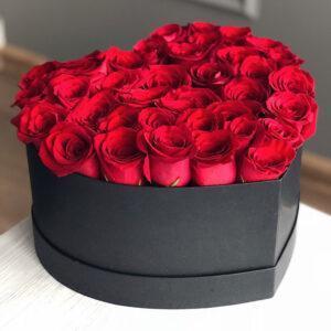 Розы в коробке сердце